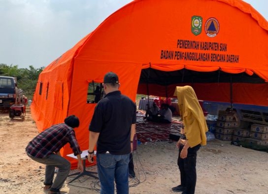 Diskominfo Siak Pasang Perangkat Internet di Posko Karhutla Dayun