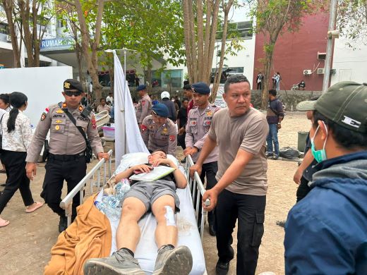 Brimob Bantu Evakuasi WNA Terluka di Labuan Bajo Akibat Gempa NTT