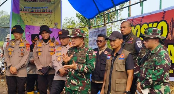 Bupati Inhu Dampingi Kapolda dan Pangdam Tinjau Karhutla di Kuala Cenaku