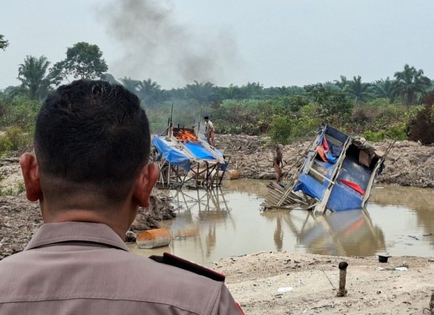Razia PETI, Polsek Kampar Kiri Hilir Bakar 2 Rakit di Sungai Batang Potai