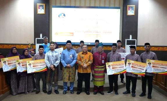 11 Guru Berprestasi dan Kades Anti Korupsi di Riau Diberangkatkan Umroh
