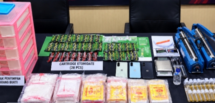 Polresta Pekanbaru Amankan  Puluhan Cartridge Etomidate di Rumah Kos