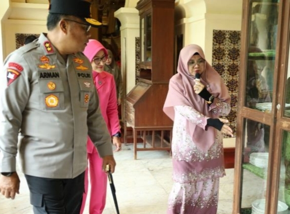 Bupati Afni Paparkan Sejarah Kesultanan Siak Kepada Kapolda Riau