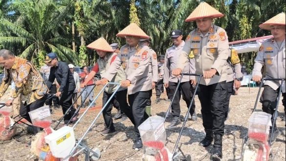 Polda Riau Hadiri Penanaman Jagung Kuartal II di Kecamatan Kandis Siak