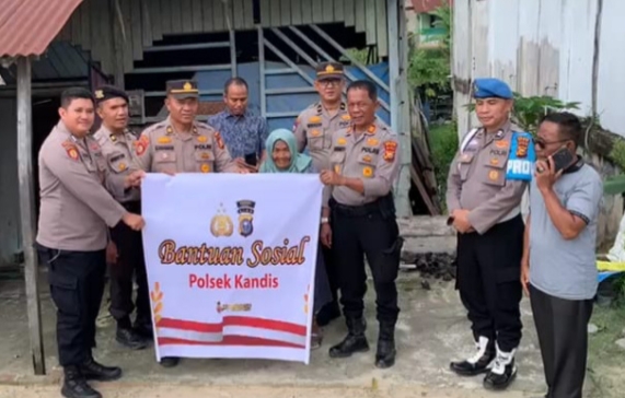 Polsek Kandis Bantu Lansia yang Rumahnya Terdampak Longsor  