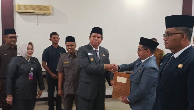 Lantik Tiga Pejabat Disdukcapil, Wabup Inhu: Tingkatkan Kualitas Pelayanan