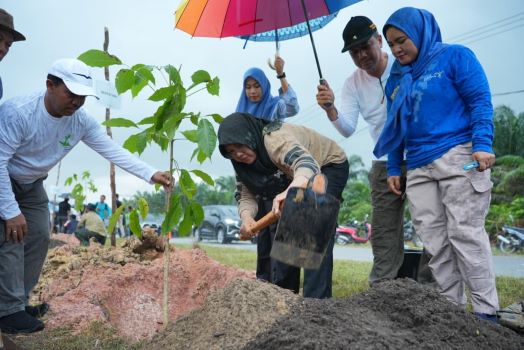 Dihadiri Bupati Siak, 5.050 Bibit Ditanam Hijaukam Jalur Mempura-Dayun