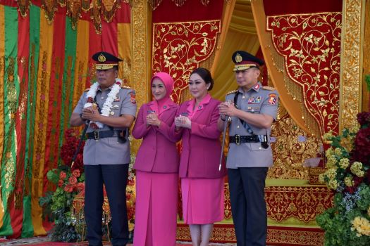Sertijab Kapolda Riau dari Komjen Herry Heryawan kepada Irjen Arman Achdiat