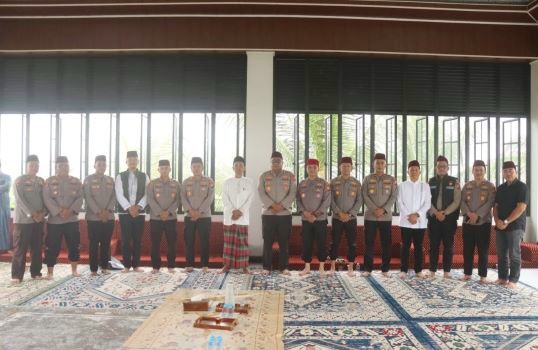 Kapolres Kampar dan Jajaran Ikuti Kajian Subuh Ustadz Abdul Somad 
