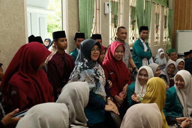Semarak HSN, Bupati Siak Berbaur dengan Ribuan Santri di Rumah Rakyat