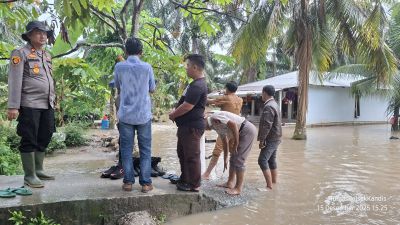 Polsek Kandis Salurkan Bansos untuk Warga Terdampak Banjir 