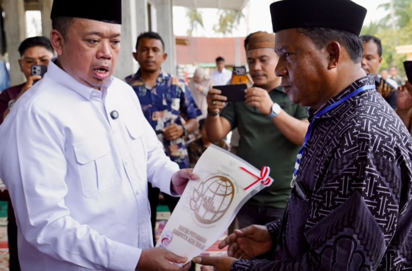 Menteri Nusron Serahkan Sertipikat Tanah Wakaf dan Bantuan MUI untuk Pembangunan Masjid di Aceh Tamiang