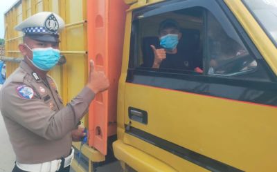 Antisipasi Paparan Asap, Polsek Kandis Bagikan 100 Masker untuk Pengendara