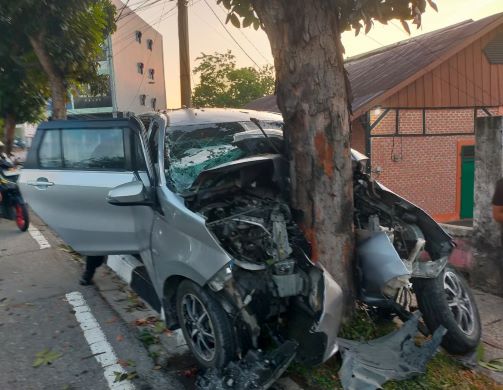 Tabrak Pohon di Jalan Sudirman Toyota Calya Hancur Bagian Depan