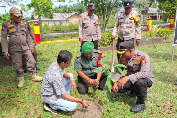 Hari Pohon Nasional, Polsek Siak Hulu Sulap Mako Jadi Lebih Hijau
