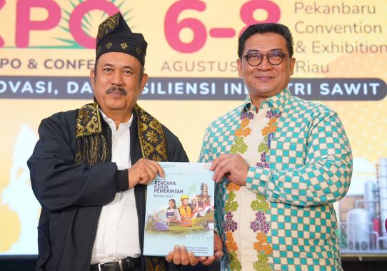 Komit Jaga Stabilitas Harga Sawit Pemprov Riau Terima Penghargaan SIExpo