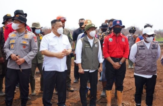 Plt Gubri Dampingi Menhut Cek Pemadaman Karhutla Gambut di Kerumutan