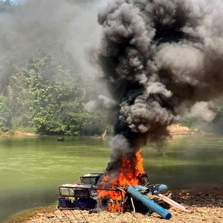 Polsek Kampar Kiri Musnahkan Rakit Tambang Ilegal di Desa Kota Lama 