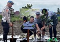 Kapolda Riau Tanam Pohon Bersama Komunitas Green Policing Runners